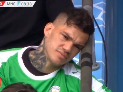 Vì sao Ederson Moraes phải dự bị, dù "chơi cả mùa hè"?