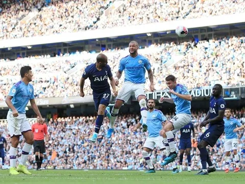 'Cậu ấy chẳng to lớn nhưng vẫn góp mặt trong vòng cấm'