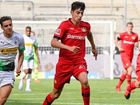 'Cậu ấy giống Van Persie khi trẻ, thích hợp với Arsenal'