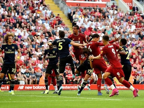 "Cầu thủ Arsenal ấy có thể thôi làm những chuyện ngu ngốc không?"