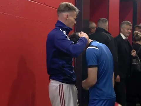 Cầu thủ Rochdale làm điều điên rồ, Man Utd thì hành động ý nghĩa dù chơi tệ