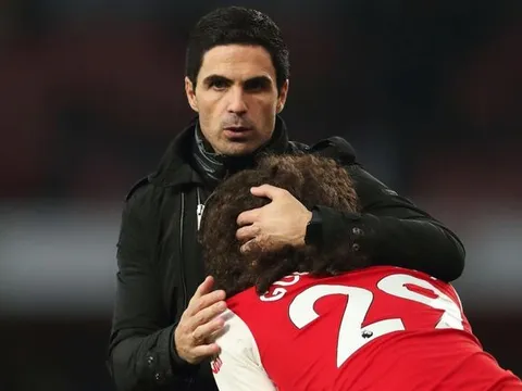 CĐV Arsenal khóc than: "Chúng ta đã sai phạm gì với các vị thần bóng đá?"