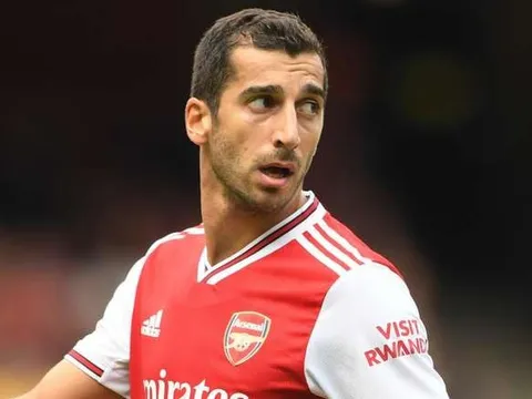 CĐV Arsenal: "Xin anh đấy, hãy ở lại AS Roma luôn đi"