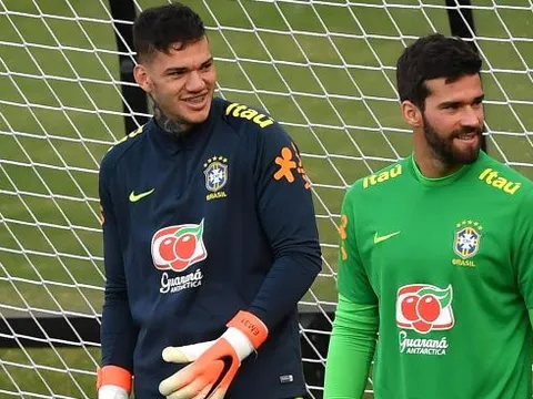 CĐV Liverpool: "Đừng so sánh họ; Alisson hơn cậu ấy cả dặm"