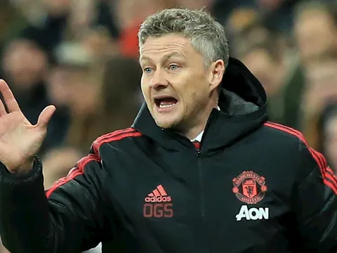 CĐV Man United: "Mua cậu ta thì có kèm theo vắc-xin chữa virus Corona không?"