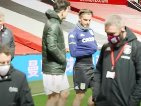 CĐV Man Utd mừng rỡ khi bắt gặp hình ảnh Maguire trò chuyện cùng Grealish