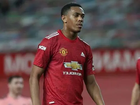 CĐV Man Utd phẫn nộ, đòi tống khứ 1 cái tên khỏi OTF sau trận Sheffield