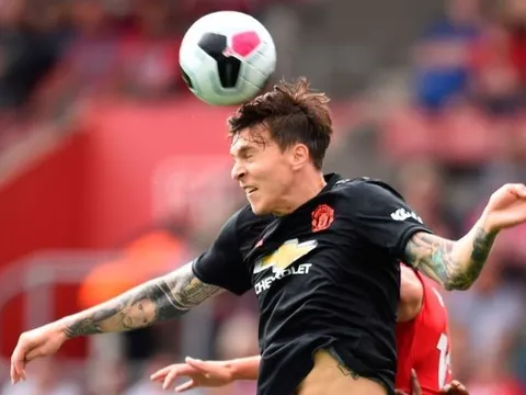 CĐV Man Utd tức điên: "Bán cái tên đần độn đó đi, Young còn hay hơn"