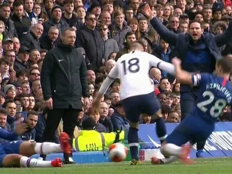 'Tiểu Messi' đạp chân thô bạo, thủ quân Chelsea phản ứng 'khó tin'