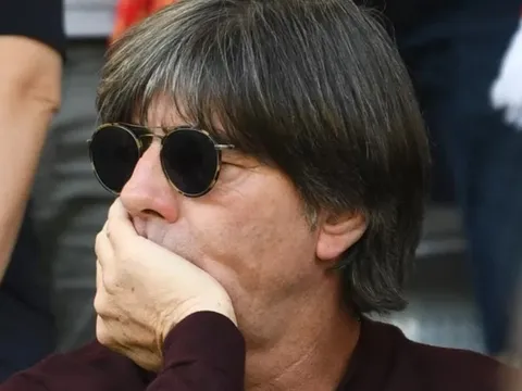 Chấm dứt tranh cãi, Low hành động khó ngờ với Ter Stegen