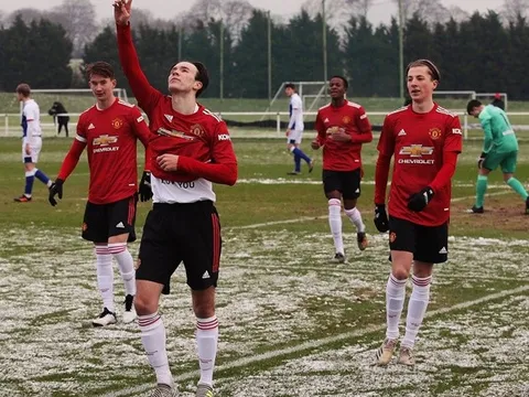 'Sát thủ nhí' Man Utd hóa Cavani, đạt hiệu suất ghi bàn quá khủng
