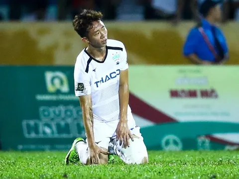 Tiền vệ HAGL buồn rười rượi khi bị CĐV chỉ trích