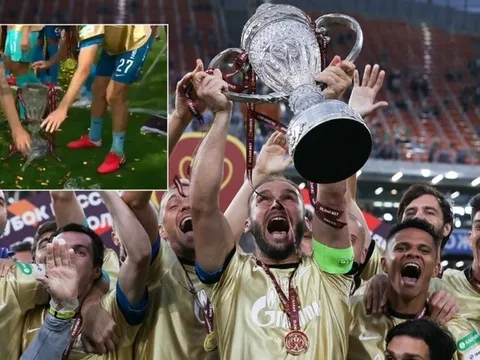 Cựu sao Chelsea vô ý, làm vỡ cúp của đội nhà trong ngày đăng quang