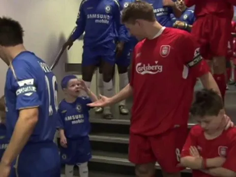 Chú bé mascot của Chelsea từng 'troll' Gerrard đang ra sao?