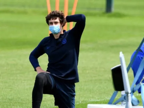 Sao Chelsea diễn xiếc trên sân tập, 'bom tấn thất sủng' đeo khẩu trang kín mít