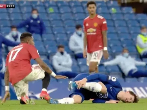 SỐC! Sao Chelsea đạp vào chân cầu thủ Man Utd rồi... lăn ra đau đớn