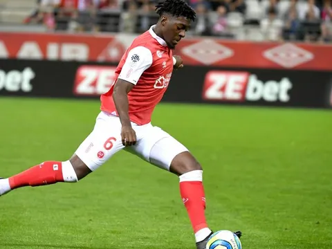 Chi 18 triệu, Arsenal đón "thần đồng phòng ngự" về đá cặp Saliba