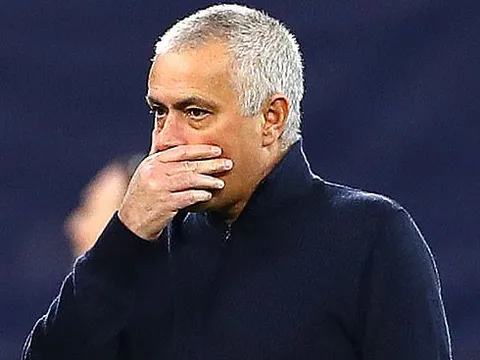 Bất chấp dạy dỗ 'bom xịt kỷ lục', Mourinho lập tức bị Tottenham chỉnh đốn