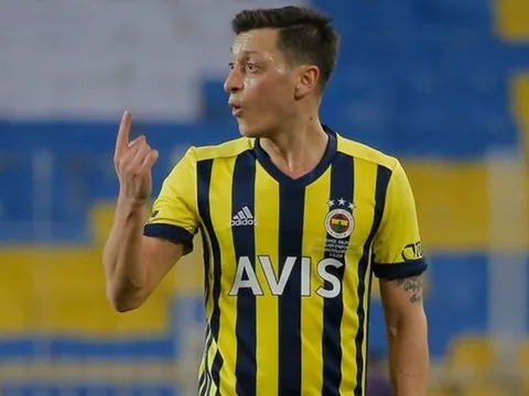 Chia tay Arsenal, Ozil đang sa lầy ra sao trên đất Thổ?