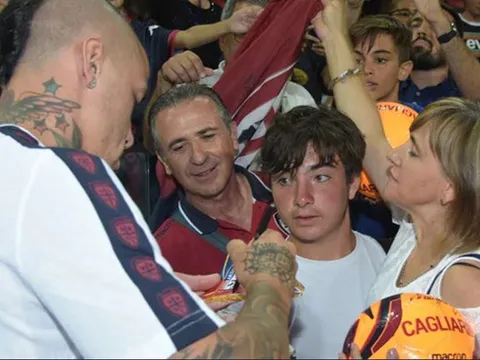 'Chiến binh' được đón tiếp nồng ấm trong lần quay về đảo Sardegna