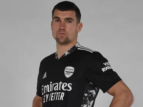 CHÍNH THỨC! Arsenal bất ngờ công bố tân binh đầu tiên