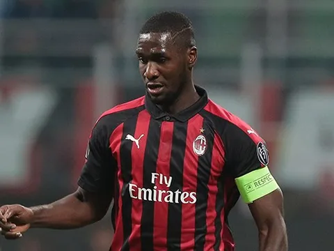 CHÍNH THỨC: Hậu vệ Colombia chia tay AC Milan sau 7 năm gắn bó