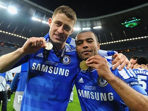 CHÍNH THỨC: Cựu hậu vệ trái tuyển Anh giã từ sân cỏ