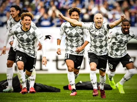 CHÍNH THỨC: Đồng đội của Iniesta dương tính với COVID-19