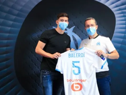 CHÍNH THỨC: Dortmund đẩy đi "tài năng sáng giá" ở hàng thủ