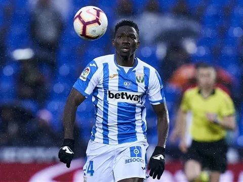 CHÍNH THỨC: Hàng thủ 'nát tươm', Chelsea vẫn đẩy đi 'đá tảng' châu Phi