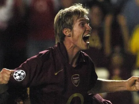 CHÍNH THỨC! Huyền thoại Arsenal và Barcelona tuyên bố giải nghệ