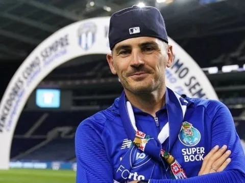 CHÍNH THỨC: Huyền thoại Iker Casillas tuyên bố "treo găng"