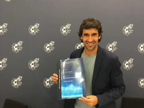 CHÍNH THỨC: Huyền thoại Raul ngồi ghế nóng ở Bernabeu