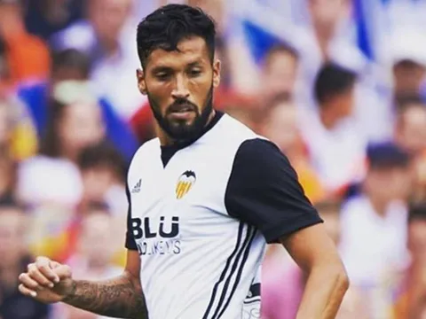 CHÍNH THỨC! La Liga toang mạnh, cầu thủ đầu tiên dương tính COVID-19