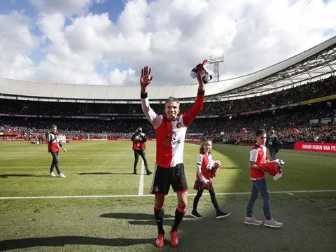 CHÍNH THỨC: Rời bỏ sân cỏ, Van Persie tái ngộ Ferdinand ở vai trò mới