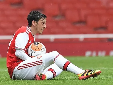 Chịu 'trả góp' lương, Arsenal sẽ tống khứ được Ozil