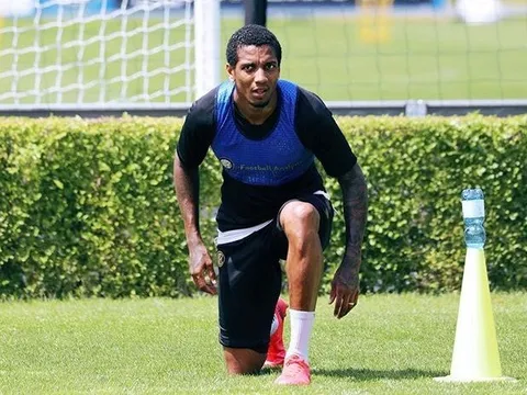 CHOÁNG! Ashley Young lộ hình ảnh cực sốc sau khi rời M.U