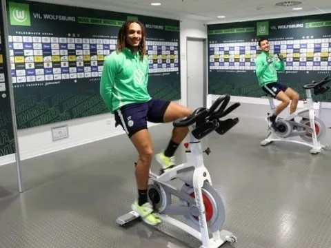 CHOÁNG! CLB Bundesliga trở lại tập luyện giữa tâm dịch