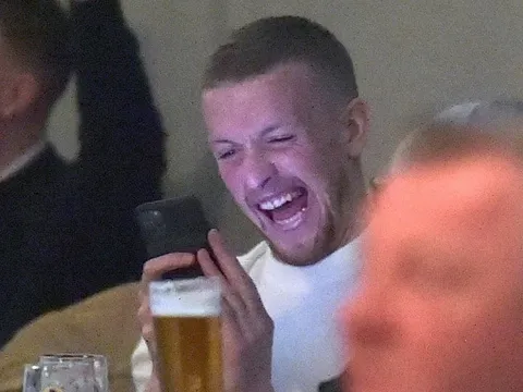 CHOÁNG: Có đồng đội nghi nhiễm corona, thủ môn Everton vẫn tham dự sự kiện đông người