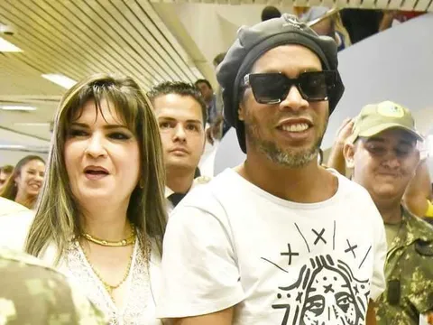 CHOÁNG! Đang ngồi tù, Ronaldinho liên quan thêm tội rửa tiền