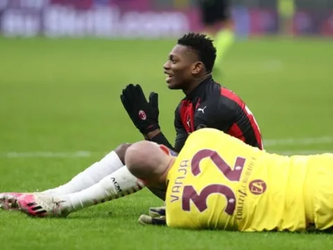 CHOÁNG! Đối phương "đấu vật" lộ liễu, Milan mất penalty + nhận thẻ đỏ