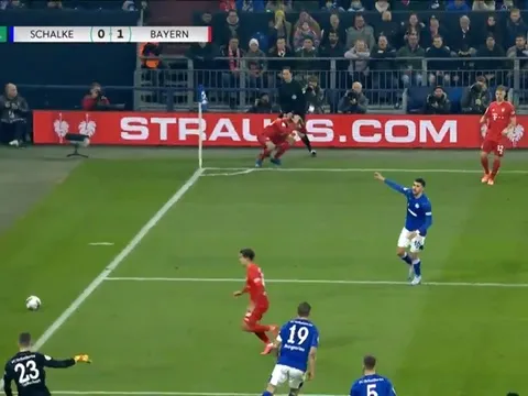 CHOÁNG! Học đòi "cosplay" Arnold, sao Bayern ê mặt gục ngã xuống sân đầy hài hước