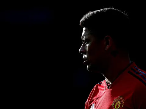 CHOÁNG! 'Kẻ dư thừa' Man Utd hút thuốc phì phèo, tụ tập đánh bài giữa mùa dịch