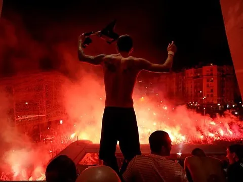 CHOÁNG! Cầu thủ PSG và CĐV quá "điên", tầm này COVID-19 quan trọng gì