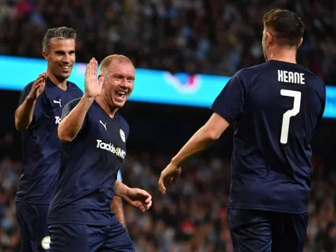 CHOÁNG! Paul Scholes tung đường chuyền ảo diệu tại Etihad khiến Ferdinand cạn lời