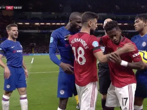 CHOÁNG! 'Quái thú M.U' quá dữ dằn, một mình cân 4 sao Chelsea không cho đụng vào đồng đội