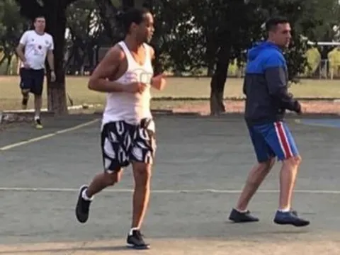 CHOÁNG! Ronaldinho ghi 5 bàn, vô địch giải futsal trong tù