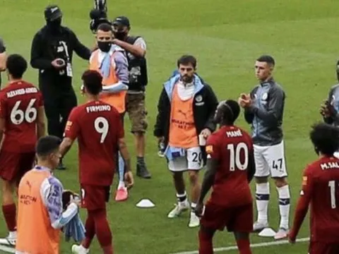 CHOÁNG! Sao Man City làm điều không thể tin nổi khi xếp hàng đón Liverpool