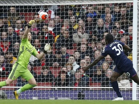 CHOÁNG! Thủ thành Arsenal nhanh như "điện xẹt", một tay cản bàn thắng mười mươi