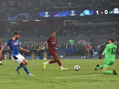 CHOÁNG! Van Dijk gây sửng sốt, tạo "cú lừa" kiến tạo cho đối thủ sút tung lưới Liverpool
